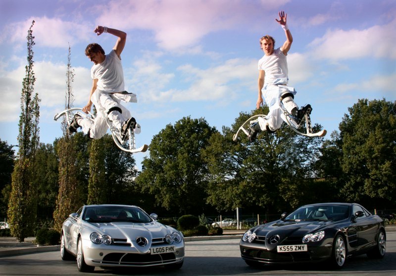 Swebounce show - Eventkraft har genom åren hjälpt många föreningar och företag att genomföra olika idrotts-event. Förutom att hyra ut ljudsystem till matcher och tävlingar, som kanske är det vanligaste behovet, så är vi också ofta anlitade för att förhöja upplevelsen av arrangemanget med olika typer av effekter och belysning. I samband med t.ex. spelar-entréer (s.k. match-intron), line up’er och prisutdelningar vill man ofta skapa lite extra show-känsla. I sådana sammanhang efterfrågas även produkter som scener, pyroteknik, konfetti, kolsyra, eldkastare och andra specialeffekter. Vi kan också bidra med vår långa erfarenhet av publika arrangemang, shower och liknande på ett sätt som säkerställer att effekterna Du bokar inte blir bortkastade. Våra tekniker och projektledare kan mycket om detta och har ofta gott om idéer, och är man riktigt seriös kan man också boka en producent som är med och tittar på alla detaljer i samband med ett event. Många gånger blir även våra artister och konferencierer/programledare inblandade vid sådana här tillställningar. Förutom direkt match-/sportrelaterade lösningar hjälper vi även till vid idrottsgalor, jubileum, ceremonier, mottagningar o.s.v.