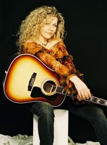 Trubadur Aleena Gibson - Aleena Gibson jobbar tillsammans med Mimmi Siegel i trubadurduon ”Good girl bad girl” men tar även uppdrag själv som ensam trubadur.