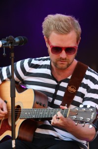 Trubadur Calle - Calle Rydberg är en erfaren trubadur med bas i södra Sverige och är även verksam som barpianist, i band, krogshow, musikaler och andra projekt. Calle hanterar flera olika instrument, stilar och har en bred repertoar – allt för att möta kundens behov. Calle uppträder på allt från företagsevents, afterski/-beach, middagar, after work, restauranger till dop, bröllop och begravningar. Fokus fästs vid underhållning, stor musikalitet och samspel med publik och kund. Repertoaren är mkt varierad och kan anpassas efter kundens önskemål. Pop, rock, jazz, soul, schlager…inget är främmande för Calle. Hoppas Ni skall få en trevlig kväll!