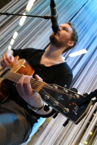 Trubadur Victor - Victor är en kille på 26 år som har sina rötter i Jönköping. Han spelar allt mellan 50-taltill moderna låtar, men har en förkärlek till 60-tals musik. Victor har många års erfarenhet inom branschen och kan som trubadur erbjuda det mesta från soft musik till ösig rock n roll. Med sin originellt snygga röst sätter ha stark prägel på framförandet. 