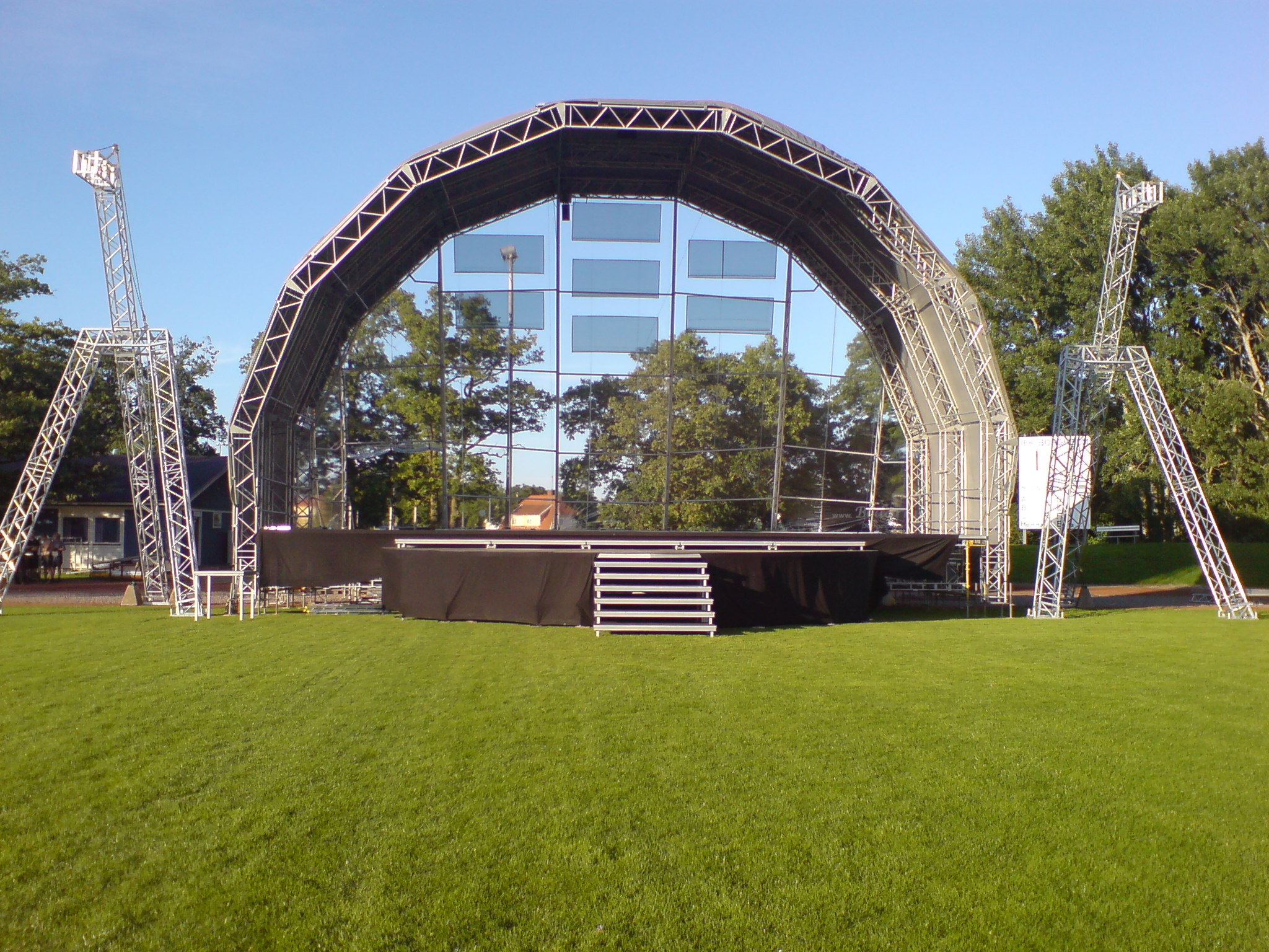 SCEN FESTIVAL RUND 16x9M - En av våra vackraste scenkonstruktioner. Den bågformade/runda scenkroppen ger ett estetiskt tilltalande intryck som skiljer sig från mängden. Samtidigt är det en mycket funktionell scen som möter de flesta krav från artister och produktioner som man kan tänka sig. SCEN FESTIVAL RUND 16x9M