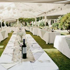 tältochmöbler thumb - Eventkraft hjälper gärna till vid arrangemang av bröllopsfester. Inte nog med att vi bokar artister och underhållning som kan bidra till en minnesvärd fest, vi har även en stor mängd utrustning som kan hyras för att förbättra festens förutsättningar.