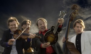 Östen m resten - Alla har sett dom på TV eller hört dom i radio, men de flesta har fortfarande inte upplevt hur bra dom är live. Östen med Resten är en musikgrupp från Hälsingland som spelar akustiska instrument med ett oefterhärmeligt drag. Gruppen bildades 1985 och det var Lasse Berghagen som döpte dom till just ”Östen mä Resten”. Bandet blev rikskänt när det fick leda SVT:s caféprogram från Sundsvall i början av 1990-talet. Gruppen har deltagit i Melodifestivalen 2002, 2003 och 2006, där de framförde låtarna ”Hon kommer med solsken”, ”Maria” samt ”Ge mig en kaka till kaffet”. Medlemmarna är Jens Kristensen, Östen Eriksson, Staffan Lindfors och Gunnar Morén. När Östen med resten uppträder finns det en genuin spelmanstradition i grunden. Lägg därtill en stor portion humor och ett fantastiskt samspel med publiken, så har du bandets koncept. Dom spelar allt från Led Zeppelin till finska snapsvisor – så vill du ha något brett, folkligt och inte minst väldigt kul, då ska Du boka Östen med resten.