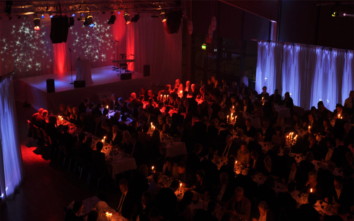 Akademisk högtid e1562073774839 - En bolagsstämma, eller årsstämma som det också kallas, kan arrangeras i många olika miljöer. Hos Eventkraft hittar du allt du behöver för att skapa en bra inramning oavsett vilken lokal det gäller. Vi har effektiva hjälpmedel för att  förmedla ett tydligt budskap under stämman - så att man ser och hör på bästa sätt. Vi är vana att jobba i allt från idrottsarenor, mässhallar, konferenslokaler, aulor och fabrikslokaler i dessa sammanhang.