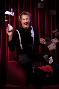 David Perssons Trolleriskola1 - I denna aktivitet får ni lära er hemligheterna i magins fantastiska värld. Ni arbetar tillsammans i mindre grupper, under överseende av en svensk mästare i magi – David Persson!