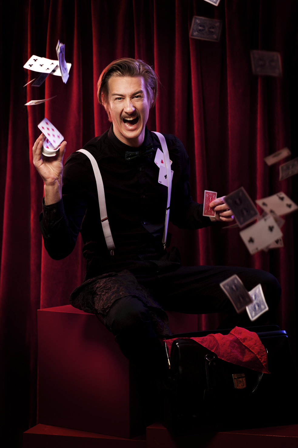 David Perssons Trolleriskola1 - Kontorsäventyret är en annorlunda och spännande inomhus-femkamp för minst 12 personer. Vi aktiverar er på konferensanläggningen eller på plats i det egna kontoret och förvandlar de vanliga kontors- eller konferenslokalerna till ovanliga utmaningar som passar alla.