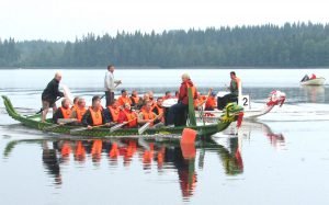 Drakbåt Femkamp Team building 5 e1562073729244 - Nässjö inredningar ville skapa en minnesvärd upplevelse för personalen i samband med sin nordiska koncernträff. Eventkraft fick i uppdrag att arrangera en heldag med aktiviteter, mat, dryck och underhållning.