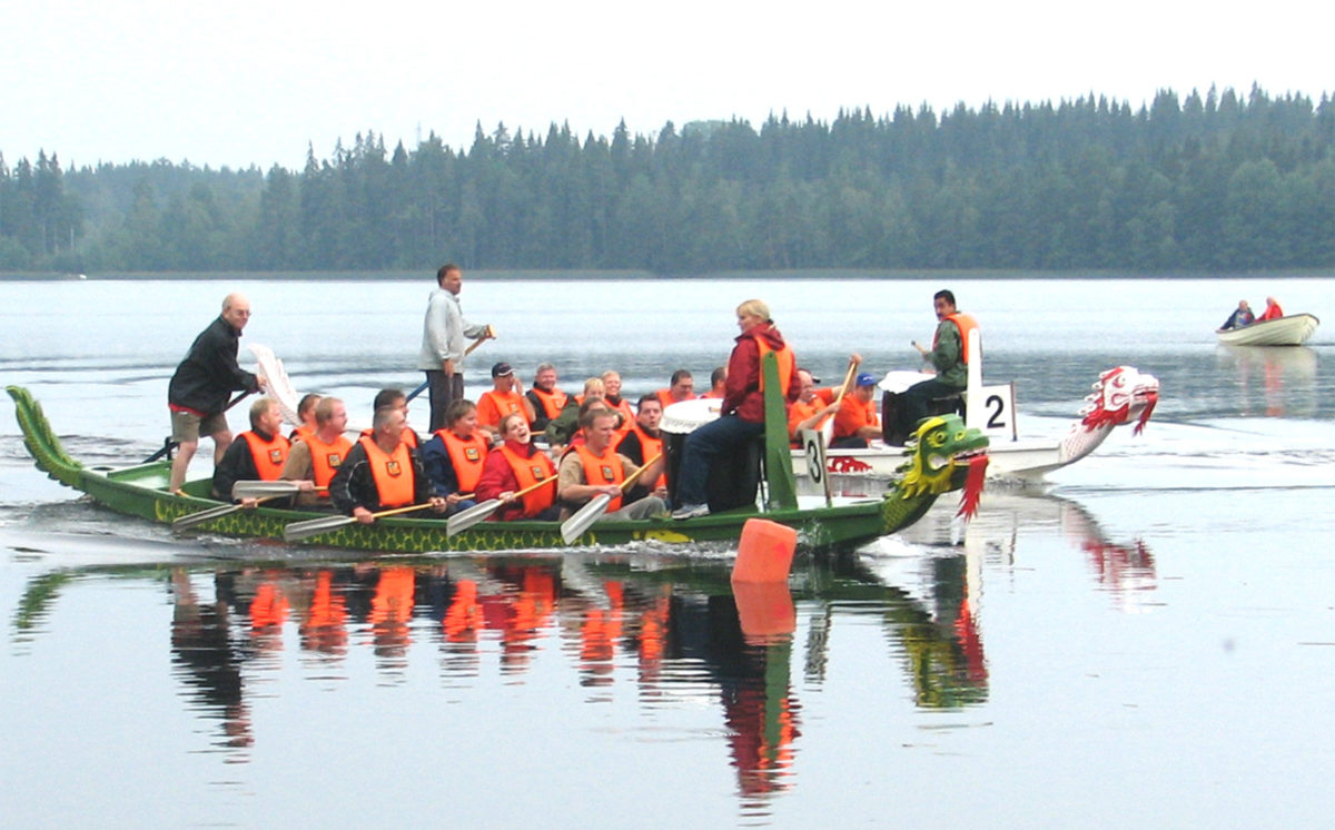 Drakbåt Femkamp Team building 5 e1562073729244 - Båda arrangemangen blev välbesökta och vid invigningen av Braheborg-färjan uppträdde även artister och band på en särskilt uppbyggd scen ombord. Eventet var en utmaning då det genomfördes i mitten av januari med riktigt låga temperaturer. Förutom scen levererade Eventkraft även LED-skärmar, ljudsystem, tyger och belysning.