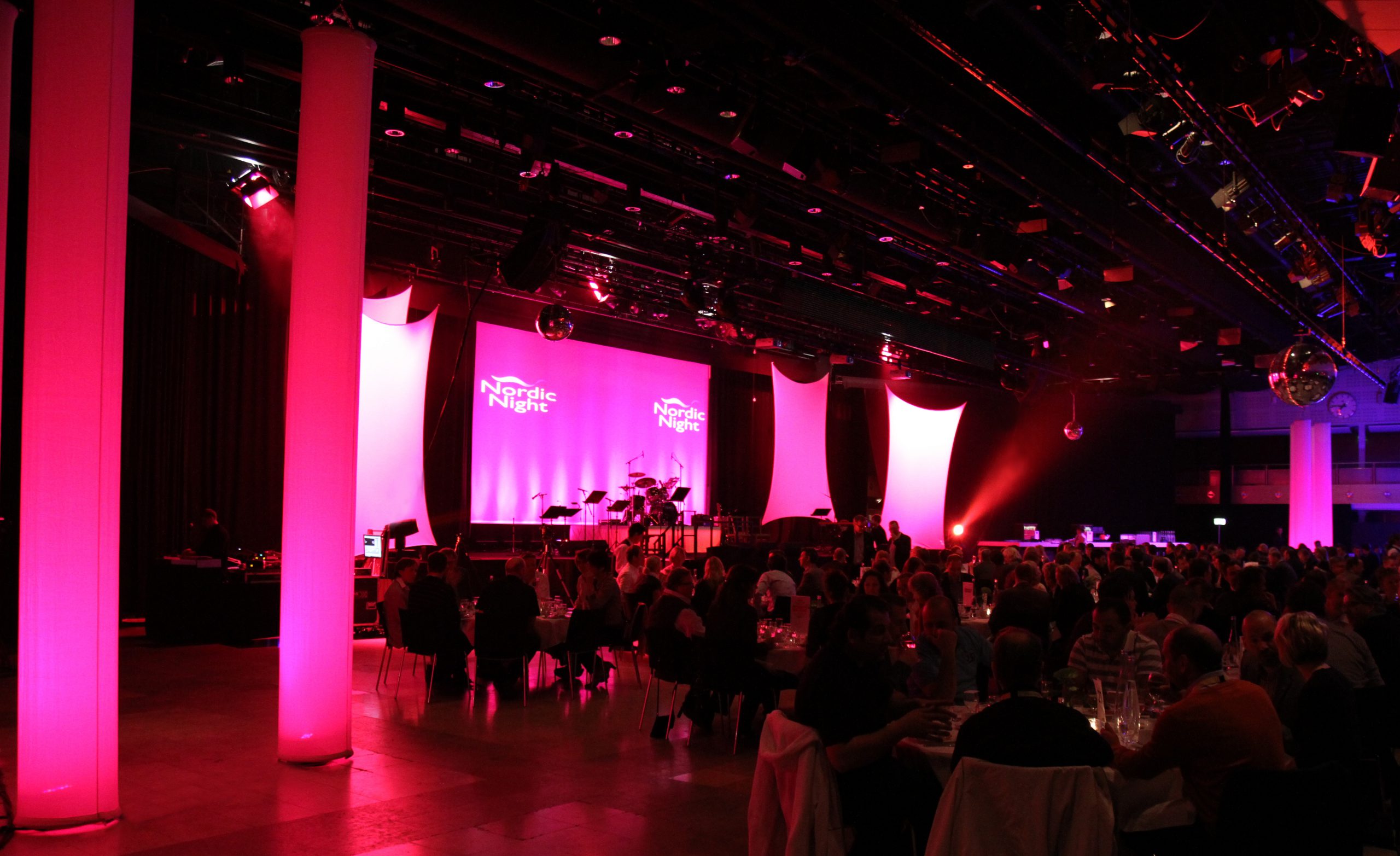 Personalfest - Här kan Du boka underhållning och eventteknik till personal- och firmafest. Vi har allt Ni behöver för ett lyckat evenemang. Längre ner på den här sidan finns några exempel på DJ's, band m.m. som är populära just nu och här finns också exempel på användbar och problemlösande eventteknik som Du kan hyra till festen. Smakfull scen för rätta gala-stämningen