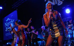 Event Gala2 e1562073398756 - Tillsammans med mässledningen jobbade vi fram ett scenkoncept för ankomsthallen på Stockholmsmässan  – ”Gastro Event” som kombinerades med diverse tävlingar ute i mässhallarna – bl.a. Årets Diskare, Årets Kock m.fl. Som kronan på verket anordnades också en galakväll för alla utställare. Den döptes förstås till ”Nordic Night”. GastroEvent-scenen kom att sjuda av inslag från massor av olika artister uppblandat med mattävlingar, komiker, dansgrupper, prisutdelningar och mycket annat.