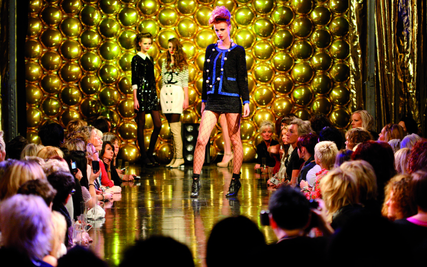 Event Modevisning e1562073059212 - En bolagsstämma, eller årsstämma som det också kallas, kan arrangeras i många olika miljöer. Hos Eventkraft hittar du allt du behöver för att skapa en bra inramning oavsett vilken lokal det gäller. Vi har effektiva hjälpmedel för att  förmedla ett tydligt budskap under stämman - så att man ser och hör på bästa sätt. Vi är vana att jobba i allt från idrottsarenor, mässhallar, konferenslokaler, aulor och fabrikslokaler i dessa sammanhang.