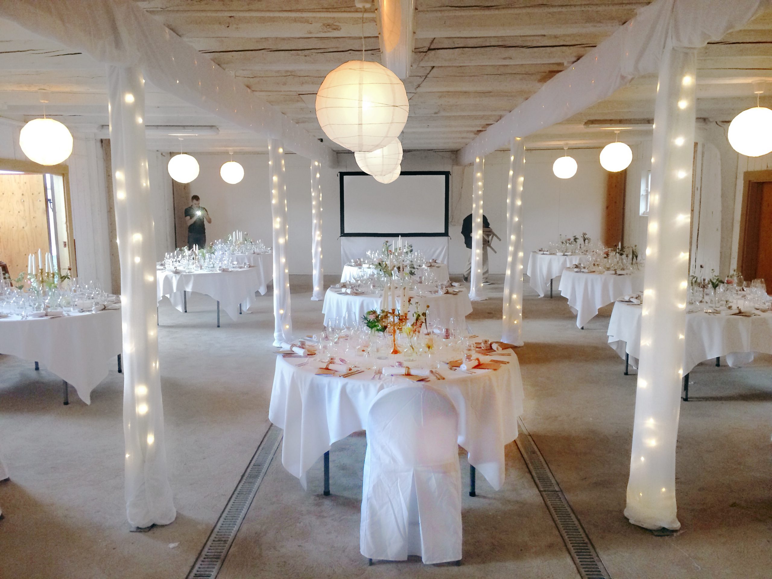 Event bröllop 1 scaled - Eventkraft hjälper gärna till vid arrangemang av bröllopsfester. Inte nog med att vi bokar artister och underhållning som kan bidra till en minnesvärd fest, vi har även en stor mängd utrustning som kan hyras för att förbättra festens förutsättningar.