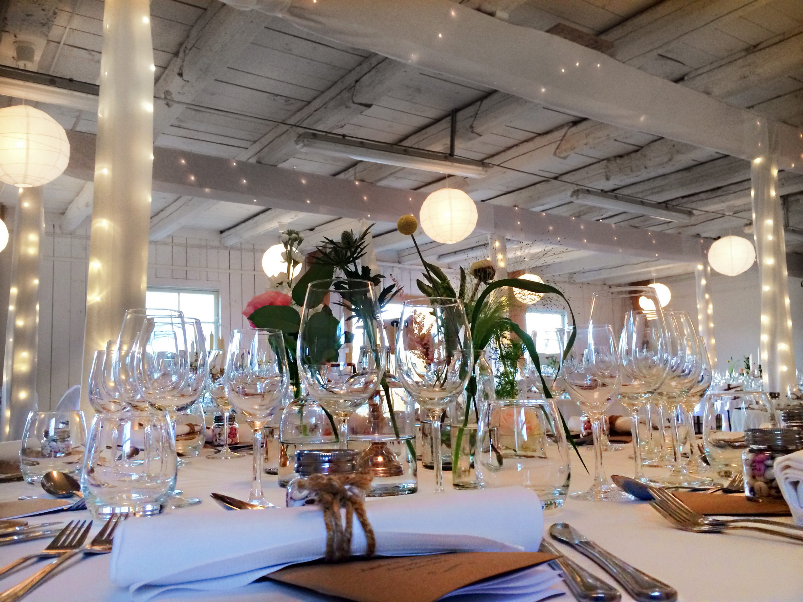 Event bröllop 2 scaled - Eventkraft hjälper gärna till vid arrangemang av bröllopsfester. Inte nog med att vi bokar artister och underhållning som kan bidra till en minnesvärd fest, vi har även en stor mängd utrustning som kan hyras för att förbättra festens förutsättningar.