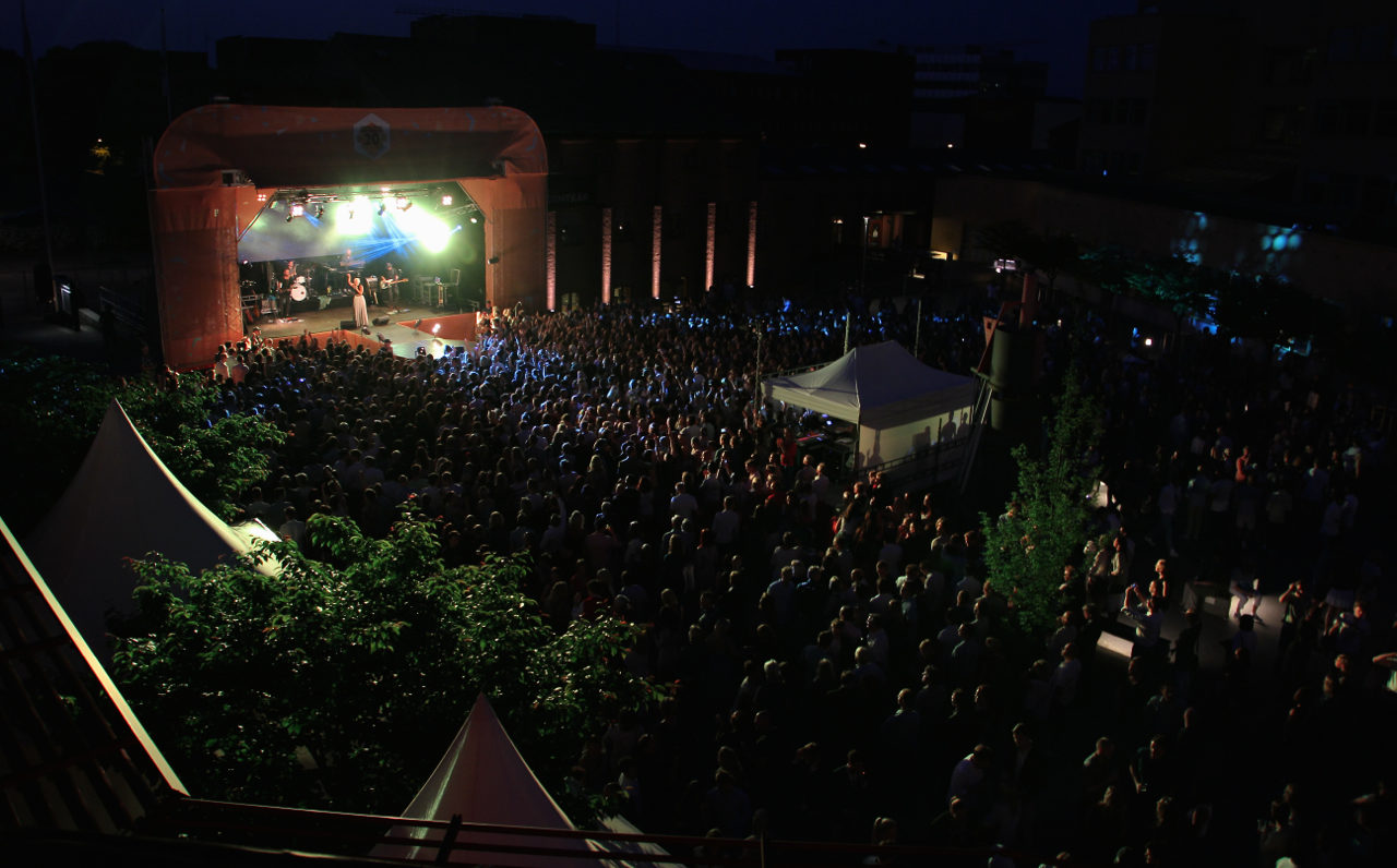 Event20årsjubileum 4 e1562073148843 - En bolagsstämma, eller årsstämma som det också kallas, kan arrangeras i många olika miljöer. Hos Eventkraft hittar du allt du behöver för att skapa en bra inramning oavsett vilken lokal det gäller. Vi har effektiva hjälpmedel för att  förmedla ett tydligt budskap under stämman - så att man ser och hör på bästa sätt. Vi är vana att jobba i allt från idrottsarenor, mässhallar, konferenslokaler, aulor och fabrikslokaler i dessa sammanhang.