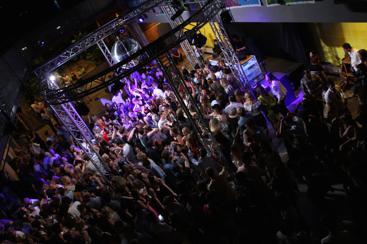 Personalfest - Här kan Du boka underhållning och eventteknik till personal- och firmafest. Vi har allt Ni behöver för ett lyckat evenemang. Längre ner på den här sidan finns några exempel på DJ's, band m.m. som är populära just nu och här finns också exempel på användbar och problemlösande eventteknik som Du kan hyra till festen. Disco med trossbox på ben