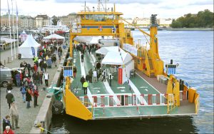 Invigning Hamnens dag Sthlm e1562073561727 - Båda arrangemangen blev välbesökta och vid invigningen av Braheborg-färjan uppträdde även artister och band på en särskilt uppbyggd scen ombord. Eventet var en utmaning då det genomfördes i mitten av januari med riktigt låga temperaturer. Förutom scen levererade Eventkraft även LED-skärmar, ljudsystem, tyger och belysning.