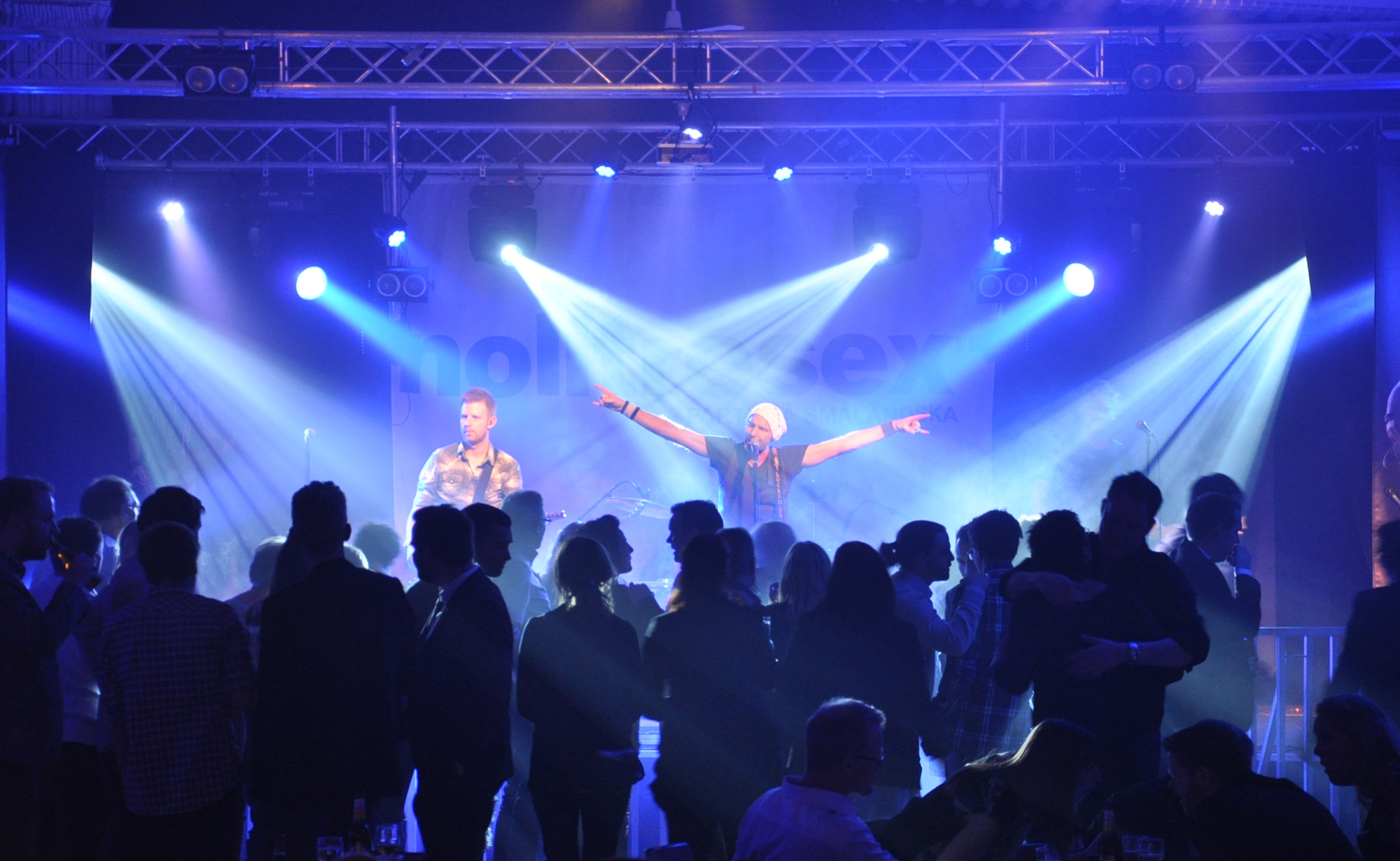 Personalfest - Här kan Du boka underhållning och eventteknik till personal- och firmafest. Vi har allt Ni behöver för ett lyckat evenemang. Längre ner på den här sidan finns några exempel på DJ's, band m.m. som är populära just nu och här finns också exempel på användbar och problemlösande eventteknik som Du kan hyra till festen. Coverband till julfesten - Eventkraft