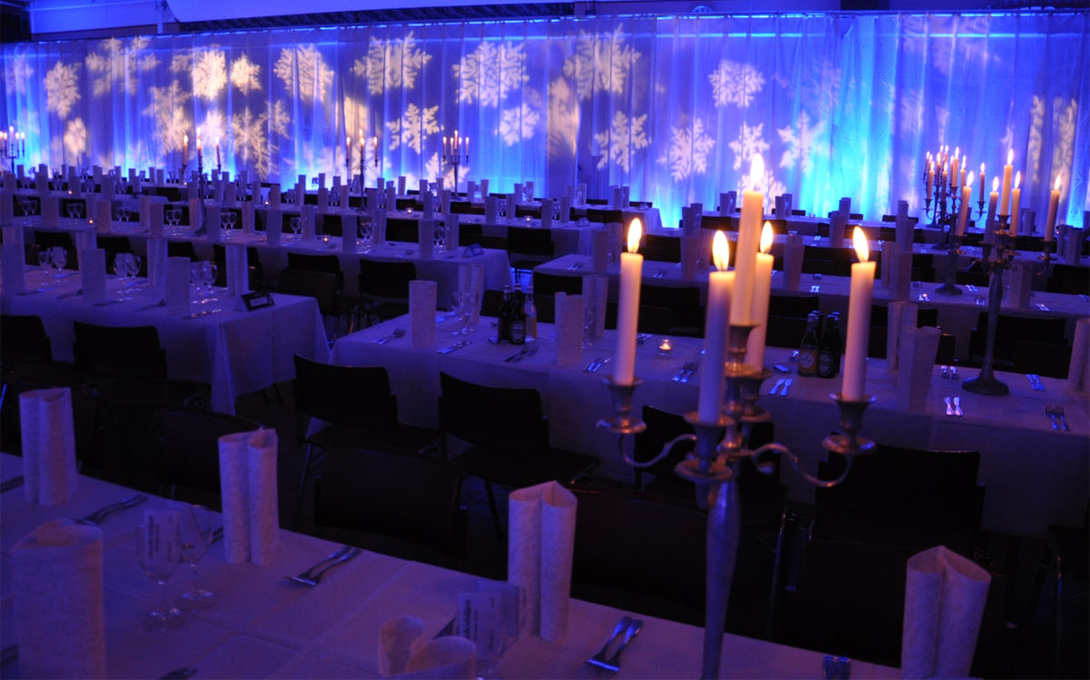 Julfest med vintertema e1562073945636 - En bolagsstämma, eller årsstämma som det också kallas, kan arrangeras i många olika miljöer. Hos Eventkraft hittar du allt du behöver för att skapa en bra inramning oavsett vilken lokal det gäller. Vi har effektiva hjälpmedel för att  förmedla ett tydligt budskap under stämman - så att man ser och hör på bästa sätt. Vi är vana att jobba i allt från idrottsarenor, mässhallar, konferenslokaler, aulor och fabrikslokaler i dessa sammanhang.
