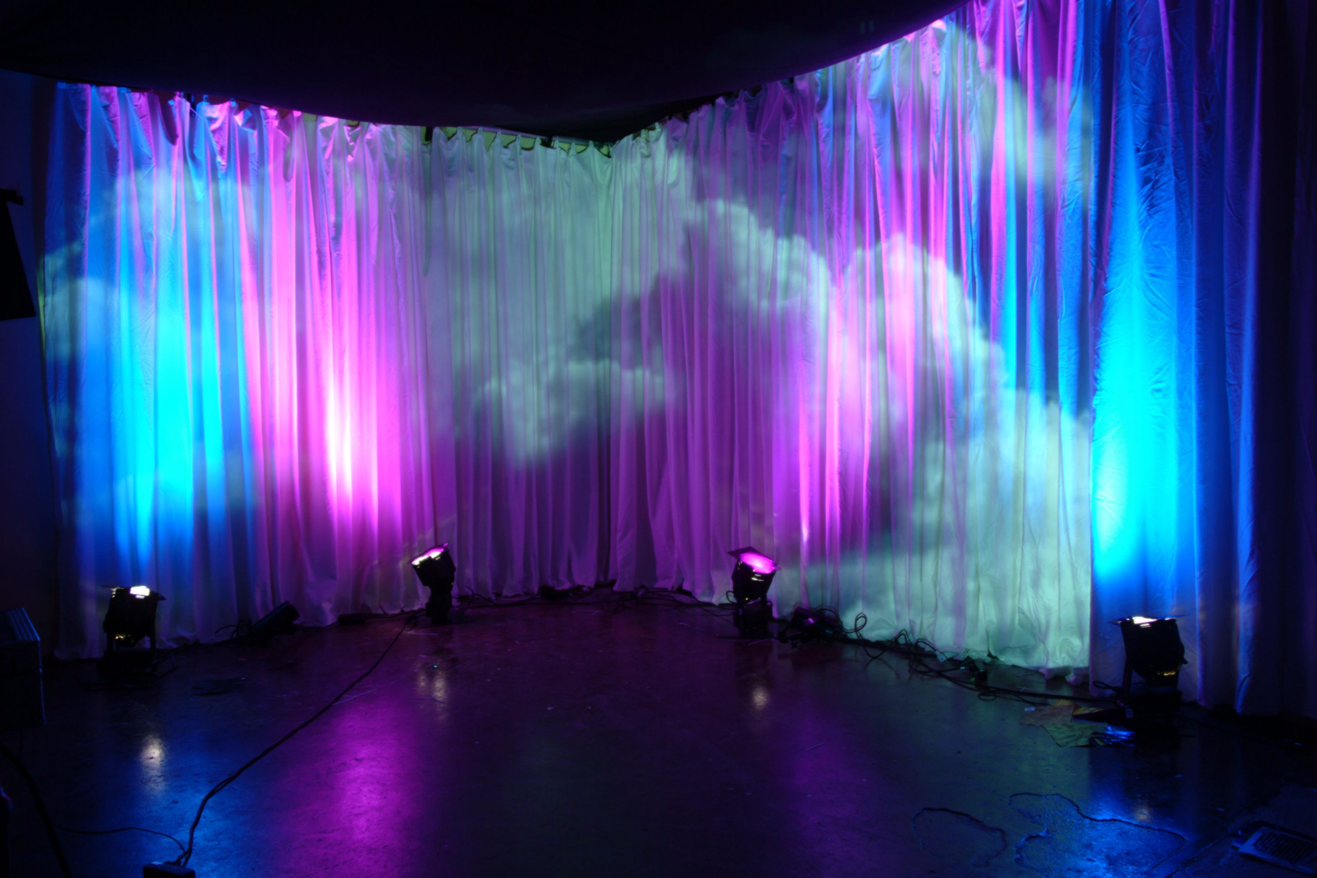 LJUSDEKORGALLERY4 scaled - Hos Eventkraft kan man få hjälp med alla tekniska, praktiska, logistiska och konstnärliga aspekter till en företagsfest. Vi har ljudsystem, dekorativ belysning, scen, möbler & dukning. Vi tar hand om set-up'en, soundcheck, artist-program, bildskärmar, profilering och inramning. Vi hjälper er med överraskningar, koncept och tema-inriktning i den mån det passar.