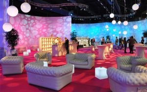 Lounge miljö 1 e1562072835210 - Vinordic och Stockholmsmässan ville skapa en mötesplats för sina utställare och ambitionen var att bjuda på ”det lilla extra”. Diskussionen kom att handla mycket om Dekor, inredning, ljussättning och målsättningen var att skapa en unik design. Eventkraft kom med idéer och förslag på utformning och passande dekormaterial. Tillsammans med mässan resulterade detta i den mycket uppskattade Vinordic Lounge – där besökarna kunde provsmaka Champagne och Roséviner, mingla med branschkollegor, njuta av musik från DJ, eller bara vila benen en stund efter en lång mässdag.