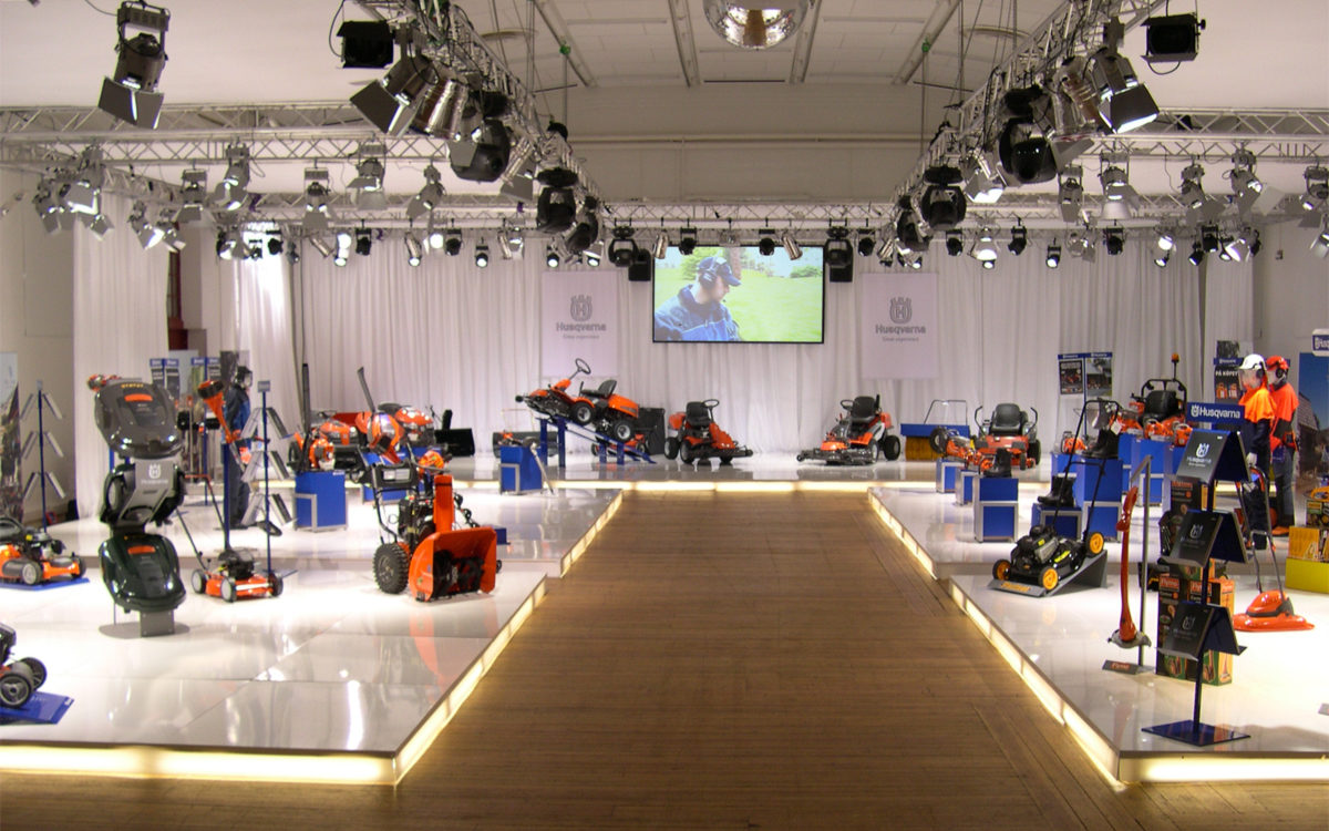 Mässa Husqvarna helhetslösning 2 e1562073502520 - Vartannat år har Högskolan i Jönköping en akademisk högtid med professorsinstallationer och doktorspromotion. När en ny rektor ska installeras sker det också i samband med detta. Den akademiska högtiden är en tillställning med många gäster, vackra högtidsdräkter, tal och levande musik. Vi har vid flera tillfällen hjälpt till med eventtekniska lösningar till dessa event.