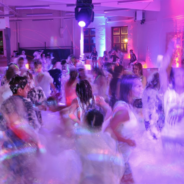 Skumdisco med skummaskin - Ett skumdisco med skummaskin är en garanterat ovanlig och häftig upplevelse. Efter succén på Ibizas välkända klubbar redan på 90-talet, så hittade skum-disco-koncept så småningom ut i världen och till Sverige. På Eventkraft har vi hyrt ut skummaskiner, ljud, ljus m.m. sedan många år tillbaka. Det är en aktivitet som alltid återkommer och för varje ny generation har den sin speciella attraktionskraft. SKUMDISCO - Ett skumdisco med skummaskin är en garanterat ovanlig och häftig upplevelse. Efter succén på Ibizas välkända klubbar redan på 90-talet, så hittade skum-disco-koncept så småningom ut i världen och till Sverige. På Eventkraft har vi hyrt ut skummaskiner, ljud, ljus m.m. sedan många år tillbaka. Det är en aktivitet som alltid återkommer och för varje ny generation har den sin speciella attraktionskraft.