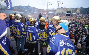 Sport och Idrott HV SM Guld e1562073618919 - Eventkraft har genom åren hjälpt många föreningar och företag att genomföra olika idrotts-event. Förutom att hyra ut ljudsystem till matcher och tävlingar, som kanske är det vanligaste behovet, så är vi också ofta anlitade för att förhöja upplevelsen av arrangemanget med olika typer av effekter och belysning. I samband med t.ex. spelar-entréer (s.k. match-intron), line up’er och prisutdelningar vill man ofta skapa lite extra show-känsla. I sådana sammanhang efterfrågas även produkter som scener, pyroteknik, konfetti, kolsyra, eldkastare och andra specialeffekter. Vi kan också bidra med vår långa erfarenhet av publika arrangemang, shower och liknande på ett sätt som säkerställer att effekterna Du bokar inte blir bortkastade. Våra tekniker och projektledare kan mycket om detta och har ofta gott om idéer, och är man riktigt seriös kan man också boka en producent som är med och tittar på alla detaljer i samband med ett event. Många gånger blir även våra artister och konferencierer/programledare inblandade vid sådana här tillställningar. Förutom direkt match-/sportrelaterade lösningar hjälper vi även till vid idrottsgalor, jubileum, ceremonier, mottagningar o.s.v.