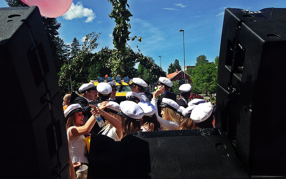 Student 2016 e1602850236138 - Boka marknadens bästa studentflak ljudpaket till ert fordon – Vi har kompletta lösningar med högtalare och elaggregat i alla storlekar för lastbilar, vagnar och liknande fordon. Hyr av oss!