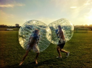 bumperball - Fotboll på ett helt nytt sätt. Gummibollarna ger er skydd och gör er komiskt klumpiga ute på spelplanen. Spela inomhus eller utomhus beroende på säsong. Den kyligare delen av året kan vi ordna inomhushall mot en kostnad på ca. 1000 kr (exkl. moms), beroende på datum. Alternativt kan ni ordna egen inomhushall.
