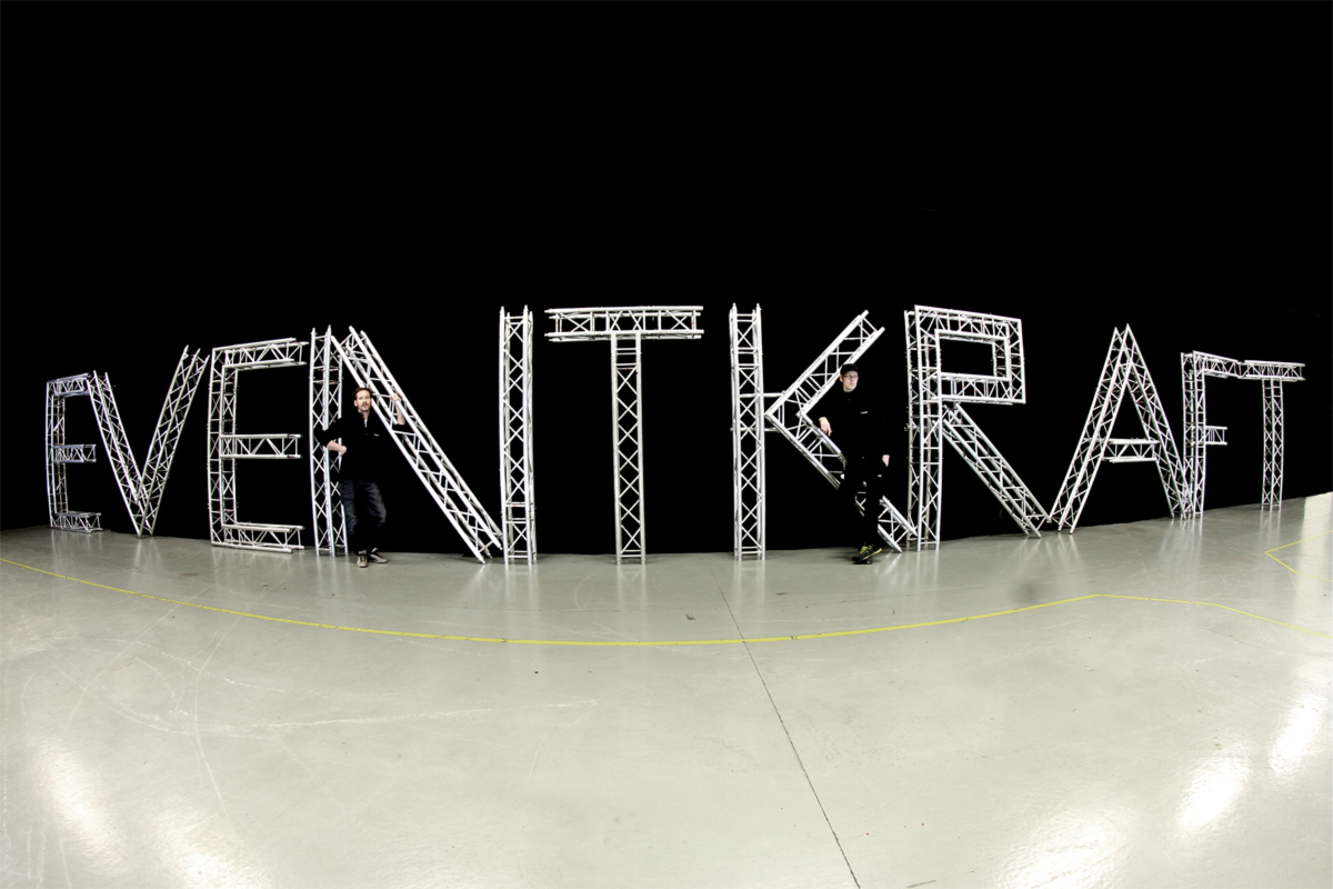 Eventkraft tross namnbyte n - Nu har vi möjlighet att erbjuda Martin´s vassa Quantum profil. Denna extremt ljusstarka LED moving head profil kombinerar marknadens högsta kvalitet av vitt ljus med snabb, smidig och naturlig CMY färgblandning och mycket skarpa gobo projiceringar.