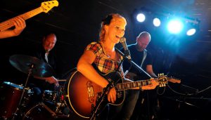 LottaK 1 - Lotta K – eller Lotta Källström som hon heter – är covertrubadur med drygt 20 år som artist på nacken. Hon spelar gitarr och sjunger till midi-bakgrunder eller helt akustiskt. Du kan lyssna, dansa och partaja efter behag när Lotta spelar – både till låtar du trodde att du glömt och fram till nutida hits. Repertoaren består av mycket schlagers och allt från Carola till Creedence.