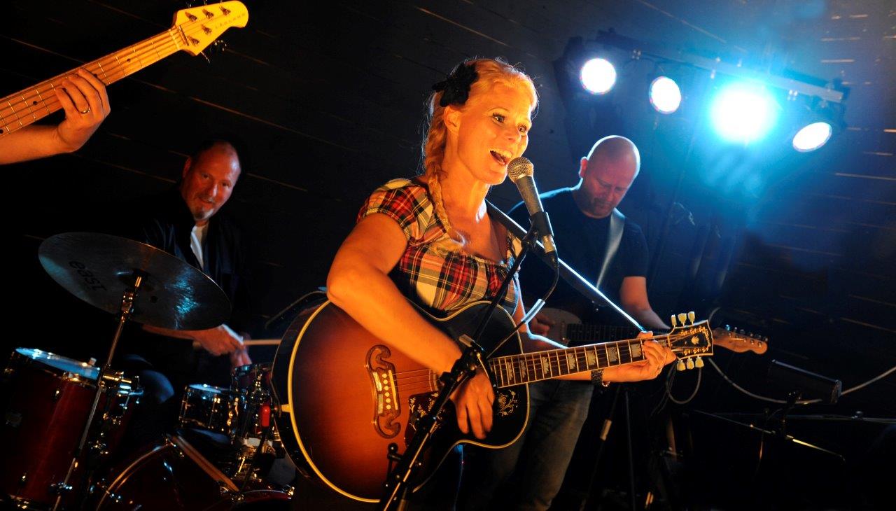 LottaK 1 - Louisiana Avenue är Sveriges nya glädjeorkester och en fenomenal live-sensation som alla talar om just nu. Något helt nytt är i rullning. Parollen stavas ”Allt svänger & alla ska med”.