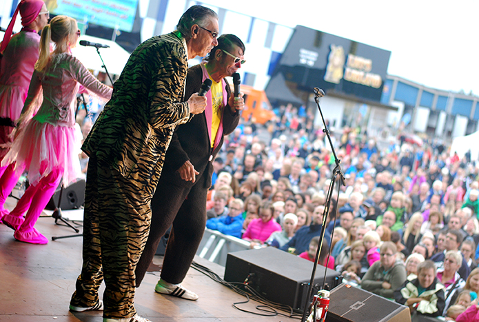 Nyhet Solåsen invigning 1 - Komplett teknisk uthyrning för festivaler – inomhus och utomhus. Vi hyr ut mobila scener i olika storlekar och all teknik du behöver för en lyckad festival: PA-system, monitorer, mixerbord, trådlösa mikrofoner, rörliga lampor, LED-skärmar, pyroteknik och mycket mer.