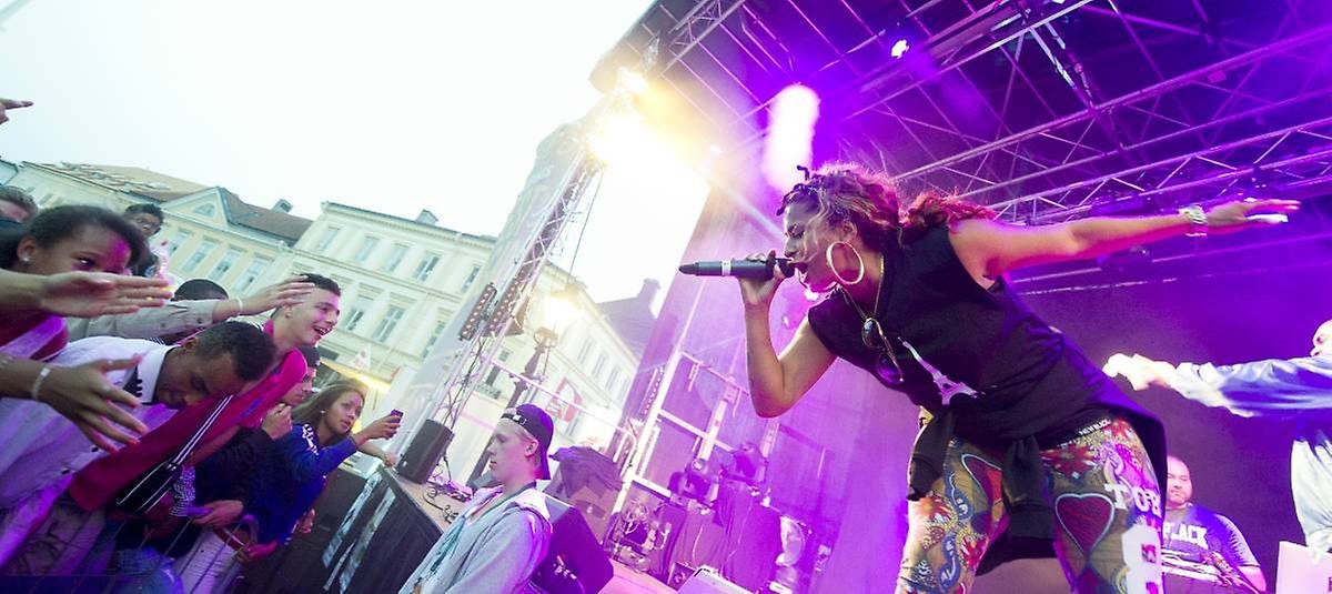 Nyheter Nyköpings Festdagar2014 1 - Komplett teknisk uthyrning för festivaler – inomhus och utomhus. Vi hyr ut mobila scener i olika storlekar och all teknik du behöver för en lyckad festival: PA-system, monitorer, mixerbord, trådlösa mikrofoner, rörliga lampor, LED-skärmar, pyroteknik och mycket mer.