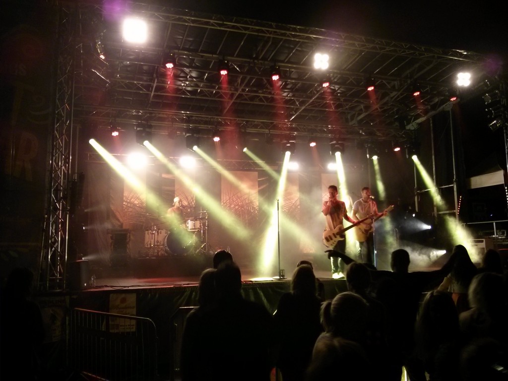 Nyheter Nyköpings Festdagar2014 2 - 1-2 augusti var vi i Nyköping med två scener samt ljud och ljus.
Soliga dagar och ljumma sommarkvällar med mycket folk, festivalstämning och spännande artister – bl.a. DUO JAG, Linda Pira, Moderna Tider, Robin Stjernberg, Time Machine och ROBOTMAN.
Tack till Nyköpings Kommun och Nyköpings Festdagar för förtroendet.
Vi ses nästa år!
Bakom ljudmixern: Johan Fälth & Mattias Pettersson Vid ljusbordet: Nicklas Wetter Mycket kablar, slutsteg och annat bröte!Linda Pira öser på från stora scenen