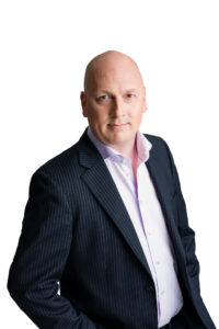 web lasse karlsson 29 - Efter många år som underhållare tillhör Lasse Karlsson fortfarande eliten bland svenska stå-upp-komiker. Självironi och självdistans brukar alltid vara uppskattat hos en svensk publik, och det är något som Lasse är en mästare på att leverera. Han är ingen stå-uppare som häcklar publiken m.a.o, och han kan konsten att vara riktigt, riktigt rolig utan att behöva slå under bältet. Att han dessutom är en av de mest prisvärda svenska stå-upparna vi har gör inte saken sämre. Han gör alltid ett bra jobb och lämnar ingen besviken!