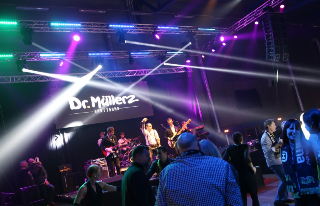 Husqvarna Winter Party - Tillsammans med eventbyrån Evenstar, HV71 och Företagscatering gör vi för andra året i rad Husqvarna AB’s stora julfest i Kinnarps Arena. Lokalen byggs om med golv, scen, ljud, ljus, bild, tyger, möbler och annan eventteknik för en fest med ca 800 deltagare. Scenprogram på temat ishockey med sportpersonligheter, intervjuer, filmklipp, bloopers och annat skoj varvas med underhållning från hus- & partybandet Dr Müllers. Medan matchen pågår byggs sedan lokalen om till nattklubb med DJ, LED-skärm, tross-konstruktioner och annat kul.