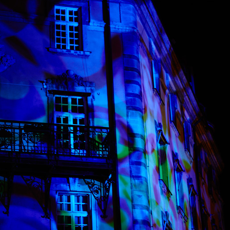 FASADBELYSNING - Fasadbelysning kan verkligen lyfta intrycket av en annars ganska medelmåttig byggnad. Med rätt ljussättning kan man få tegel, glas, stål och betong att skimra under det gråa svenska vinter-halvåret. Allt fler ser fördelarna och värdet i att belysa byggnader, offentliga miljöer och annan arkitektur. Vi på Eventkraft kan hjälpa dig att göra en inspirerande och effektiv ljussättning för att höja intrycket och upplevelsen av en annars obemärkt eller tråkig miljö. FASADBELYSNING - Bild 4