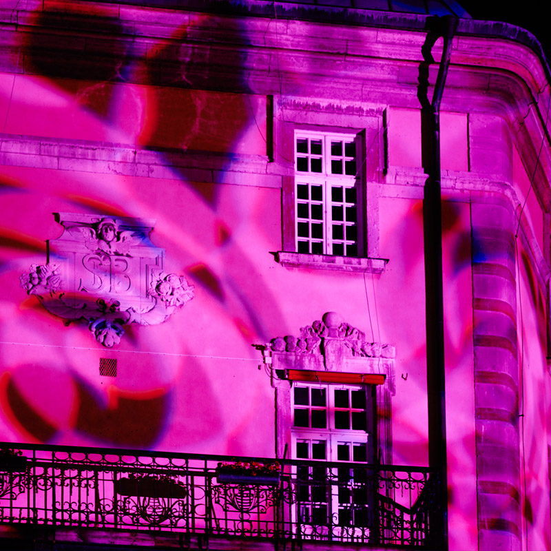 FASADBELYSNING - Fasadbelysning kan verkligen lyfta intrycket av en annars ganska medelmåttig byggnad. Med rätt ljussättning kan man få tegel, glas, stål och betong att skimra under det gråa svenska vinter-halvåret. Allt fler ser fördelarna och värdet i att belysa byggnader, offentliga miljöer och annan arkitektur. Vi på Eventkraft kan hjälpa dig att göra en inspirerande och effektiv ljussättning för att höja intrycket och upplevelsen av en annars obemärkt eller tråkig miljö. FASADBELYSNING - Bild 7