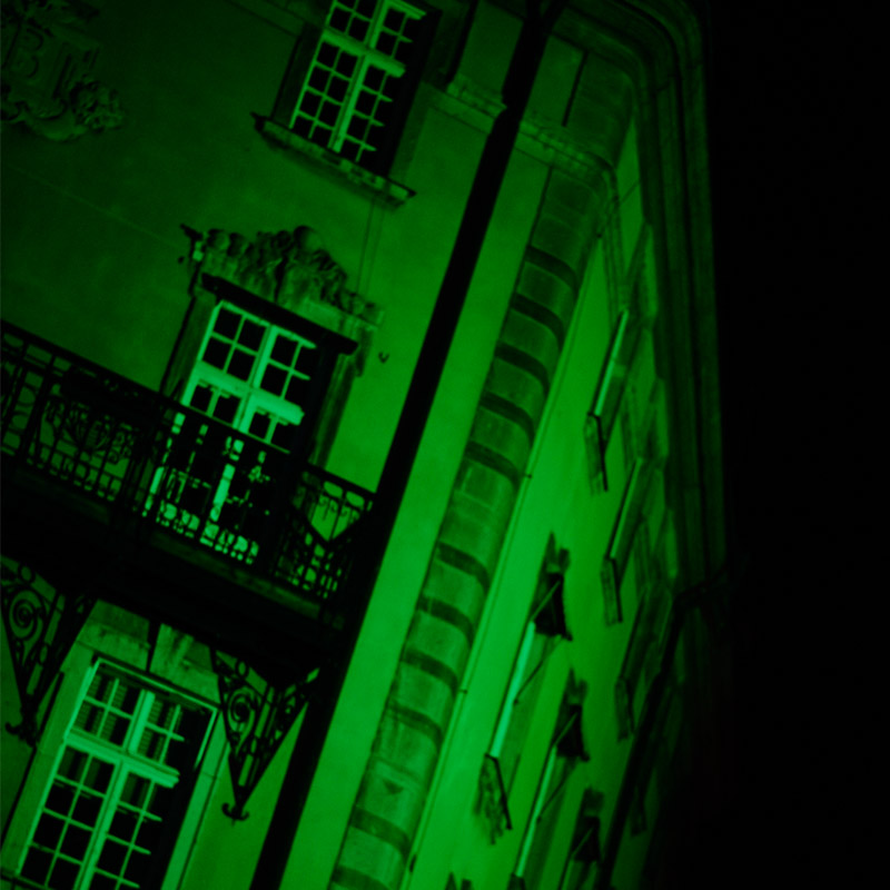 FASADBELYSNING - Fasadbelysning kan verkligen lyfta intrycket av en annars ganska medelmåttig byggnad. Med rätt ljussättning kan man få tegel, glas, stål och betong att skimra under det gråa svenska vinter-halvåret. Allt fler ser fördelarna och värdet i att belysa byggnader, offentliga miljöer och annan arkitektur. Vi på Eventkraft kan hjälpa dig att göra en inspirerande och effektiv ljussättning för att höja intrycket och upplevelsen av en annars obemärkt eller tråkig miljö. FASADBELYSNING - Bild 9