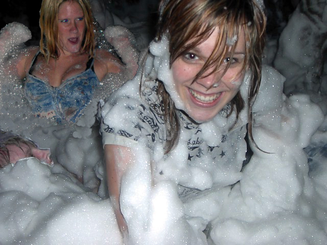 Skumdisco med skummaskin - Ett skumdisco med skummaskin är en garanterat ovanlig och häftig upplevelse. Efter succén på Ibizas välkända klubbar redan på 90-talet, så hittade skum-disco-koncept så småningom ut i världen och till Sverige. På Eventkraft har vi hyrt ut skummaskiner, ljud, ljus m.m. sedan många år tillbaka. Det är en aktivitet som alltid återkommer och för varje ny generation har den sin speciella attraktionskraft. Skummaskin - Ett skumdisco med skummaskin är en garanterat ovanlig och häftig upplevelse. Efter succén på Ibizas välkända klubbar redan på 90-talet, så hittade skum-disco-koncept så småningom ut i världen och till Sverige. På Eventkraft har vi hyrt ut skummaskiner, ljud, ljus m.m. sedan många år tillbaka. Det är en aktivitet som alltid återkommer och för varje ny generation har den sin speciella attraktionskraft.