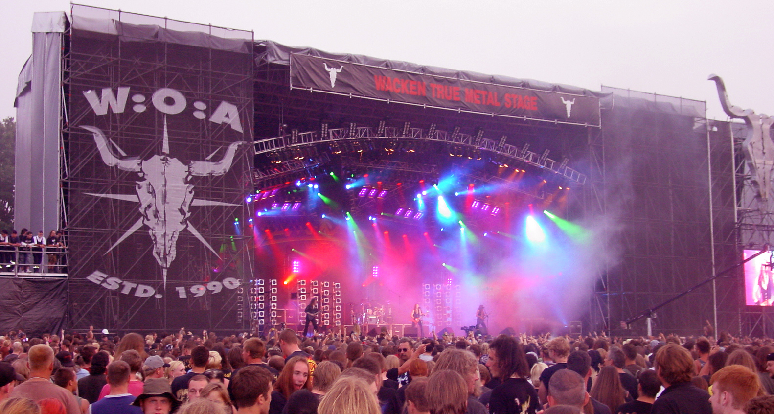 HÖGTALARNÄT & PA-SCRIMS - AN 700 Sound är ett nät för ljudälskare. En väv som lämnar konsekvent ljudkvalitet i både låga och höga frekvensområden och dessutom i såväl våt som torr väderlek. Nätet kombinerar goda vindgenomsläppande egenskaper med bra skydd mot regn och är samtidigt tillräckligt tätt för att dölja högtalare och riggteknik. Går att tillverka i alla storlekar och tillåter fyrfärgstryck. HÖGTALARNÄT & PA-SCRIMS - Bild 2