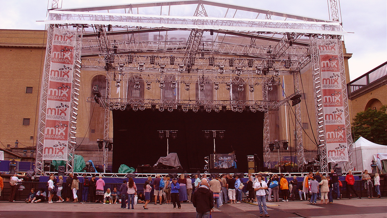 HÖGTALARNÄT & PA-SCRIMS - AN 700 Sound är ett nät för ljudälskare. En väv som lämnar konsekvent ljudkvalitet i både låga och höga frekvensområden och dessutom i såväl våt som torr väderlek. Nätet kombinerar goda vindgenomsläppande egenskaper med bra skydd mot regn och är samtidigt tillräckligt tätt för att dölja högtalare och riggteknik. Går att tillverka i alla storlekar och tillåter fyrfärgstryck. HÖGTALARNÄT & PA-SCRIMS - Bild 3