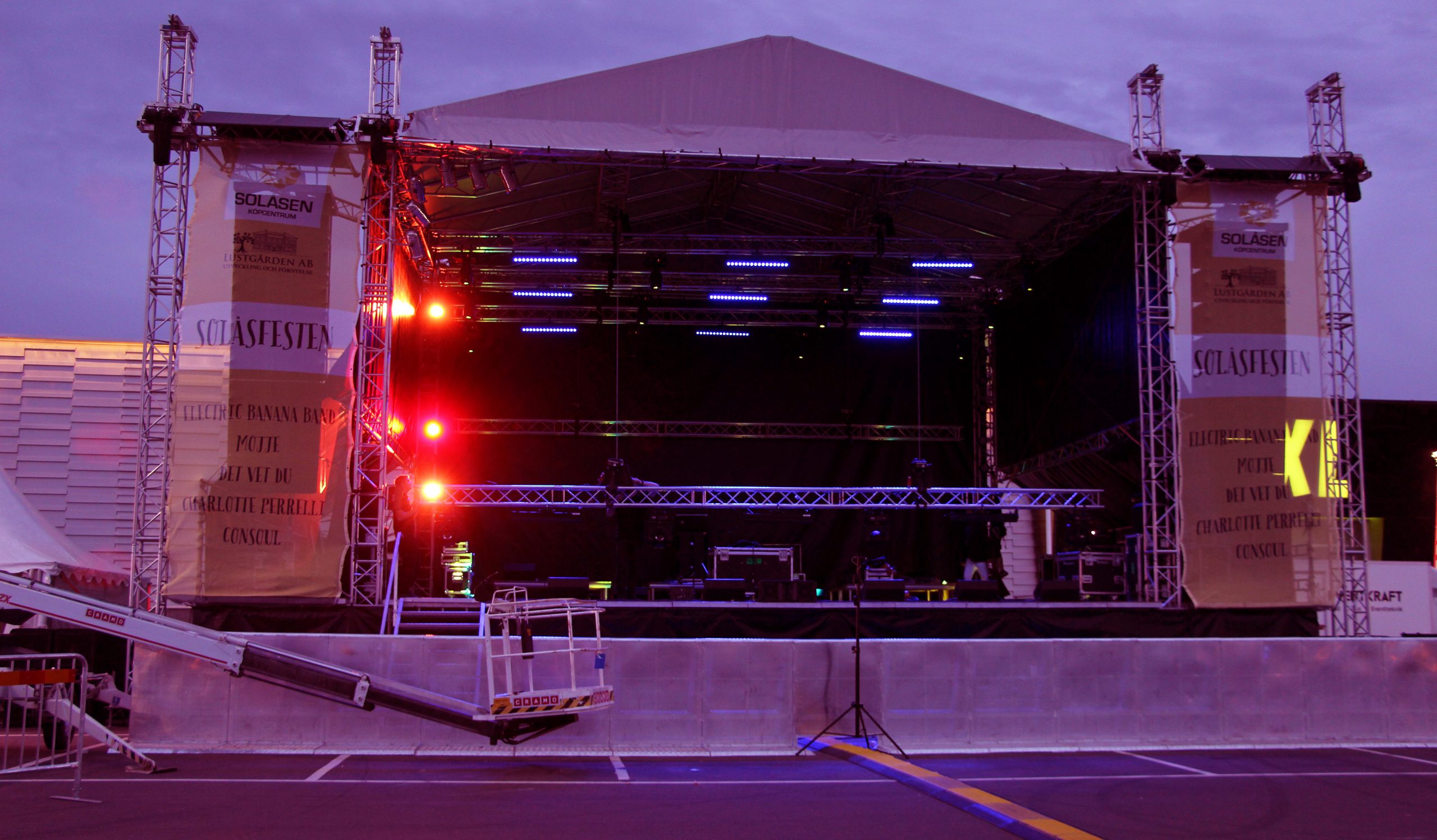 HÖGTALARNÄT & PA-SCRIMS - AN 700 Sound är ett nät för ljudälskare. En väv som lämnar konsekvent ljudkvalitet i både låga och höga frekvensområden och dessutom i såväl våt som torr väderlek. Nätet kombinerar goda vindgenomsläppande egenskaper med bra skydd mot regn och är samtidigt tillräckligt tätt för att dölja högtalare och riggteknik. Går att tillverka i alla storlekar och tillåter fyrfärgstryck. HÖGTALARNÄT & PA-SCRIMS - Bild 4