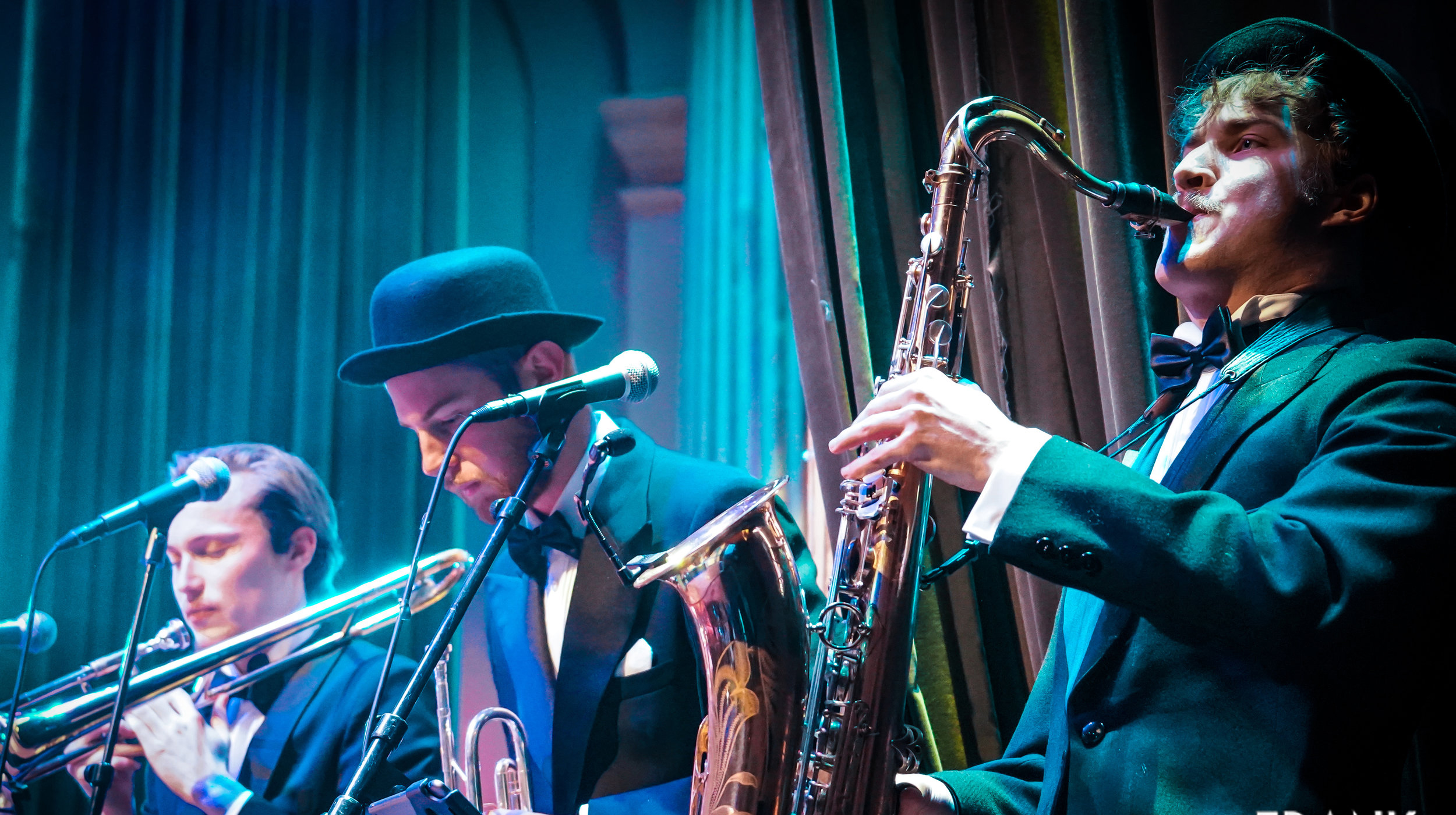 BLN00861 - Little Jinders succé kan inte ha undgått någon. Hyllade albumsläpp, medverkan i TV-succén Så mycket bättre, vinnare av Årets pop på Grammisgalan samt på P3 Guldgalan, och så vidare. Med ny musik och ett succéår i bagaget är Little Jinder redo för nya utmaningar – kanske på just ditt event?