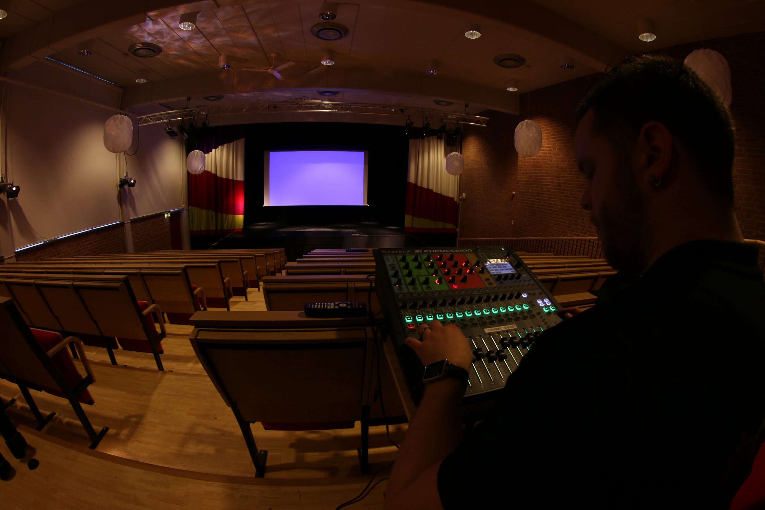 Installation - Eventkraft har många års erfarenhet inom installation av ljud & ljus, bildteknik m.m. Vi kan leverera optimala lösningar för både små och stora lokaler. Installation - Bild 6