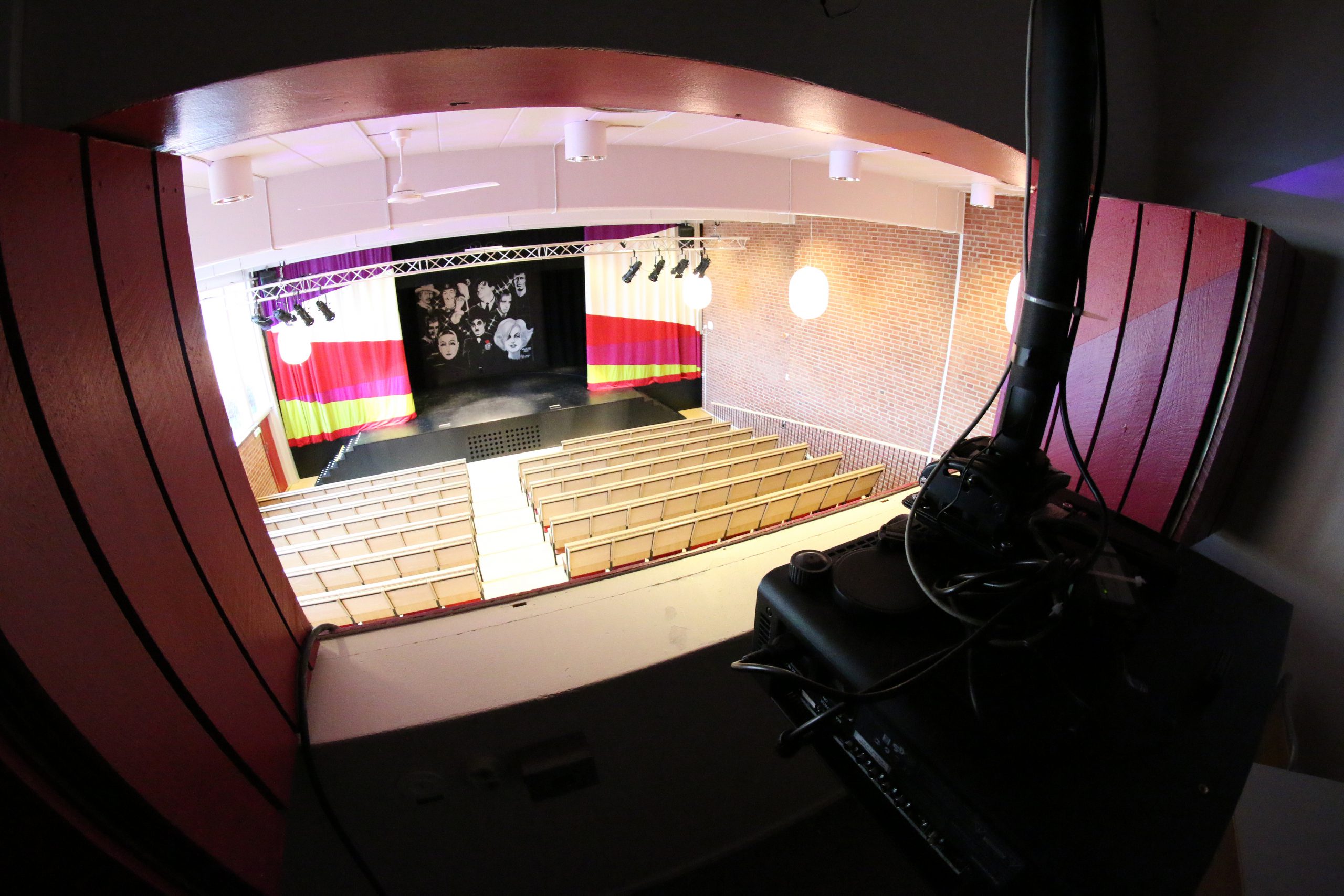 Installation - Eventkraft har många års erfarenhet inom installation av ljud & ljus, bildteknik m.m. Vi kan leverera optimala lösningar för både små och stora lokaler. Installation - Bild 2