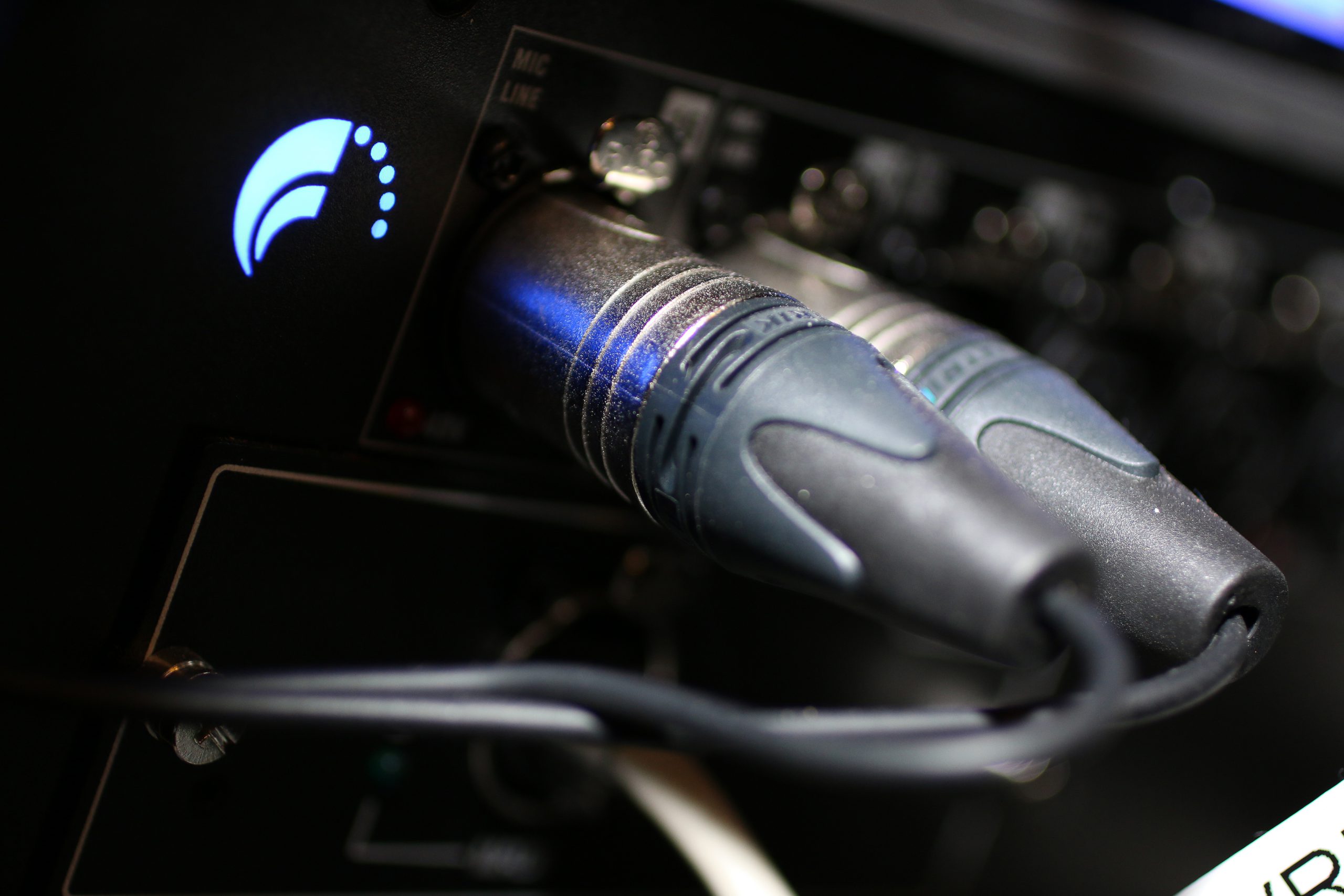 Installation - Eventkraft har många års erfarenhet inom installation av ljud & ljus, bildteknik m.m. Vi kan leverera optimala lösningar för både små och stora lokaler. Installation - Bild 8