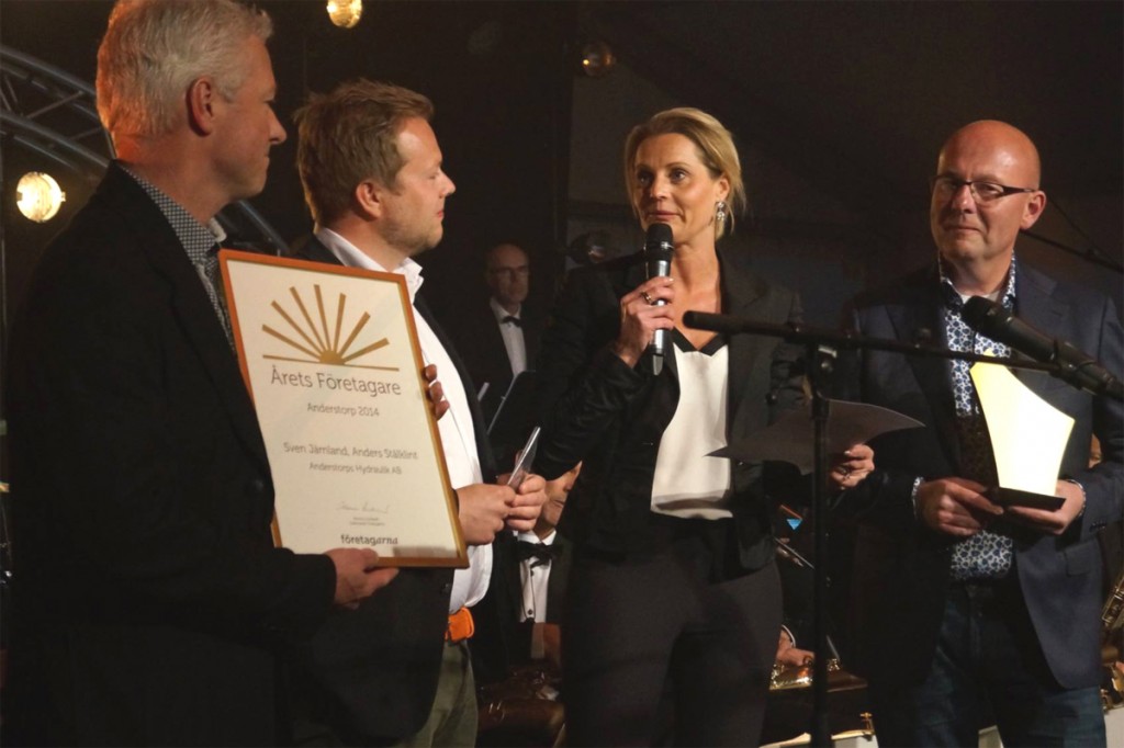 Affärsracet ÅretsFöretagare - Affärsracet är en av Sveriges största mötesplatser för innovation och entreprenörskap. Träffen arrangerades i år för fjärde gången på Anderstorp Raceway i Gnosjöregionen som är Sveriges mest industritäta region. Med ca 260 utställare och 6000 besökare har detta liknats vid ett industrins Almedalen.