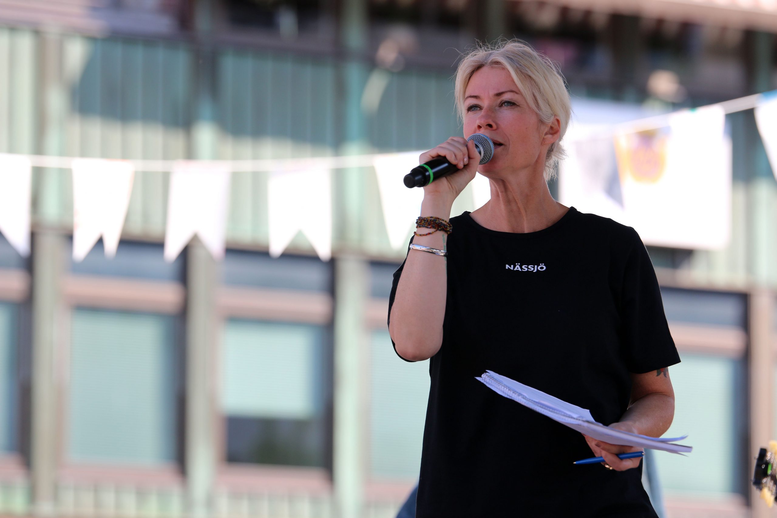 Mia konferencier Nässjö100år scaled - Börja gärna med att läsa igenom vår prisguide över vad man bör tänka på när man bokar artister och underhållning. För att få en ungefärlig uppfattning om vad olika sorters underhållning kan kosta i samband med ett event så presenterar vi olika typer av underhållning nedan. Vi har även sammanställt en lite förenklad prisguide över de mest vanliga formerna av underhållning. Kika gärna på denna och hör av dig med önskemål om underhållning i en prisklass som du känner passar för ditt event!